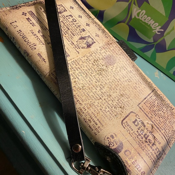 Patricia Nash Black and Cream Wallet newspaper print. No flaws Gold sparkle dust - Picture 7 of 7